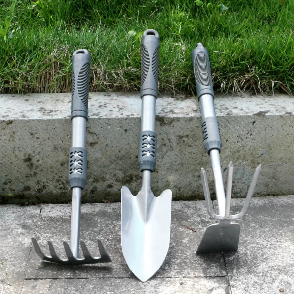 Garden tools use a small shovel